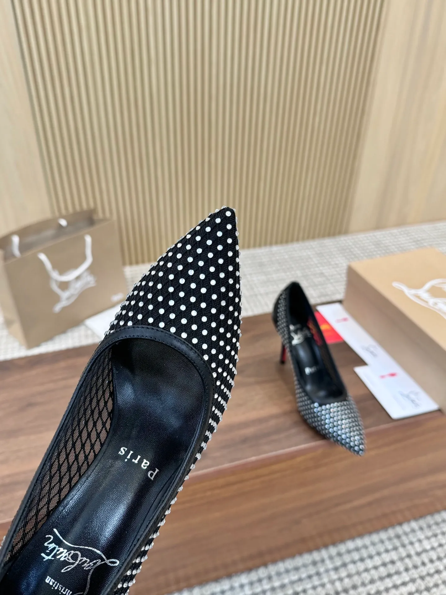 👟👟Ex-factory price 440👟👟 Genuine leather sole +40 Year-round shipment💝Christian Louboutin CL👠 Classic "💎Cow Patent Leather💎Series" noble and luxurious, real blingbling✨ Real materials, all customized by the pattern maker, and the materials are made of original customized materials, achieving the taste of the original 6 color options💍 Upper: imported 👉cow patent leather💪 lining: sheepskin foot pad/lining code number: 34-40.41.42 heel height: two options: 10.5cm and 8.5cm